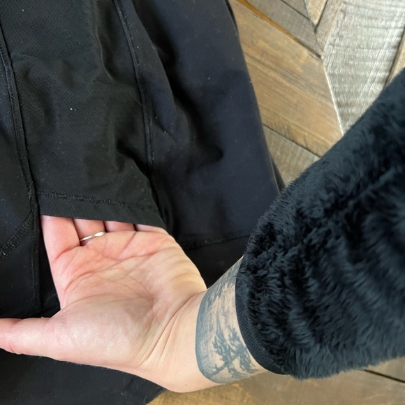 Black pocket/mesh lululemon leggings - Picture 4 of 4